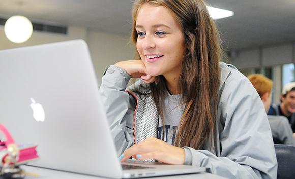 mg摆脱豪华版传奇大奖最新版本的一名学生通过电子学习在笔记本电脑上学习